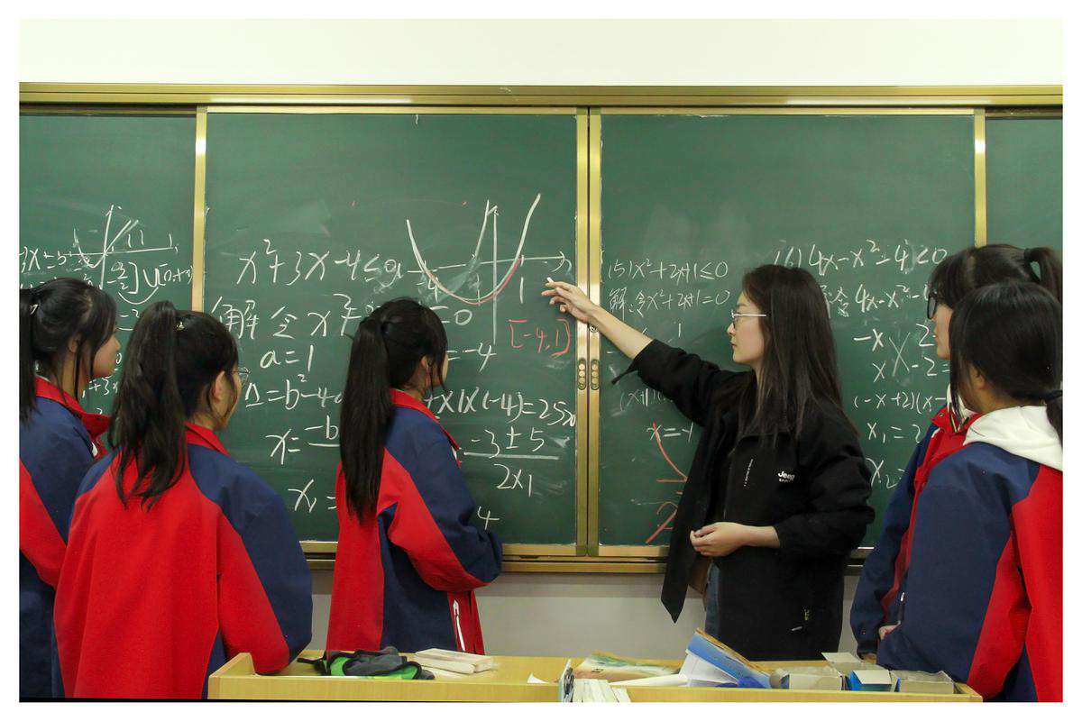 课后，老师留堂给学生讲解作业[陈艳-榆林能源化工职业技术学校].jpg