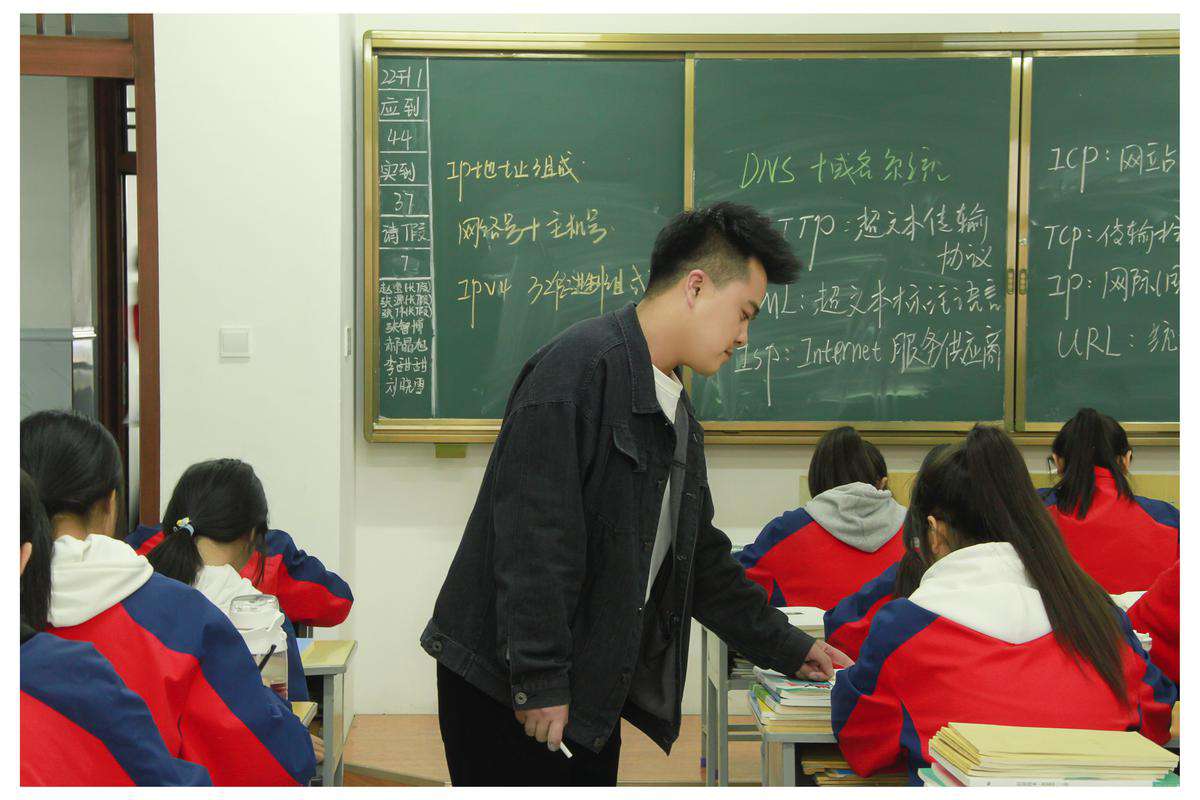 教师与学生互动的瞬间[武浩然-榆林能源化工职业技术学校].jpg