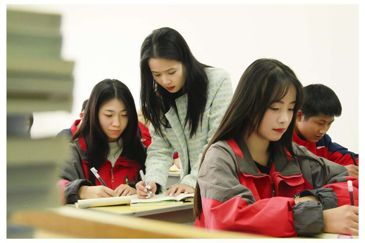 教师课堂讲解瞬间[刘倩-榆林能源化工职业技术学校].jpg